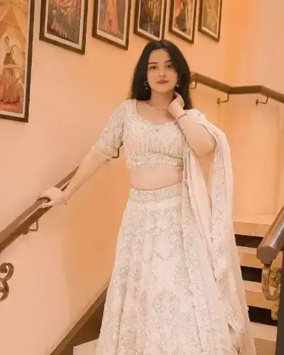 Escort Pauni